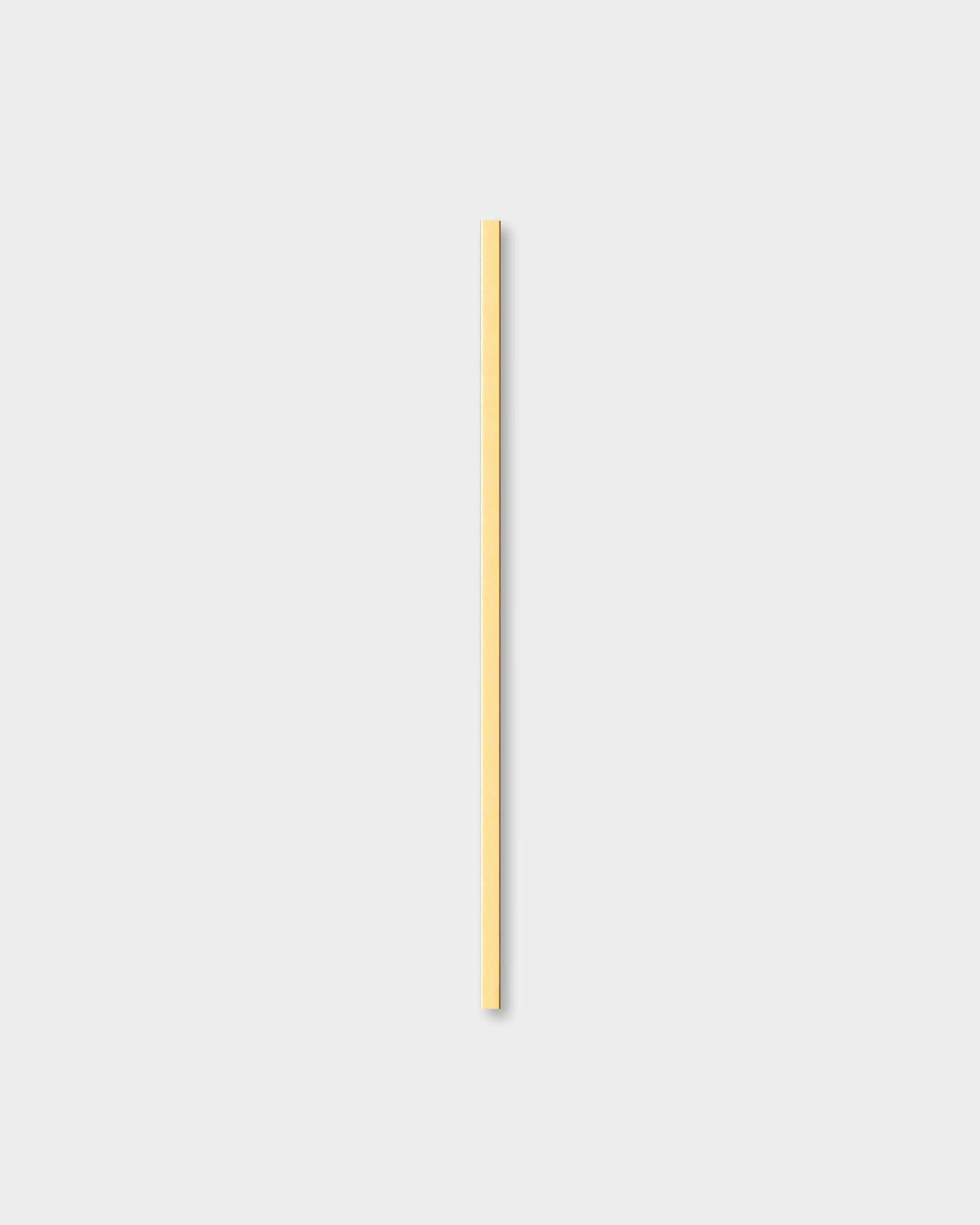 Il Liva | Cover / Brass, 120 cm Pannello acustico di WoodUpp è al centro su uno sfondo grigio chiaro uniforme e mette in risalto il suo design nordico minimalista.